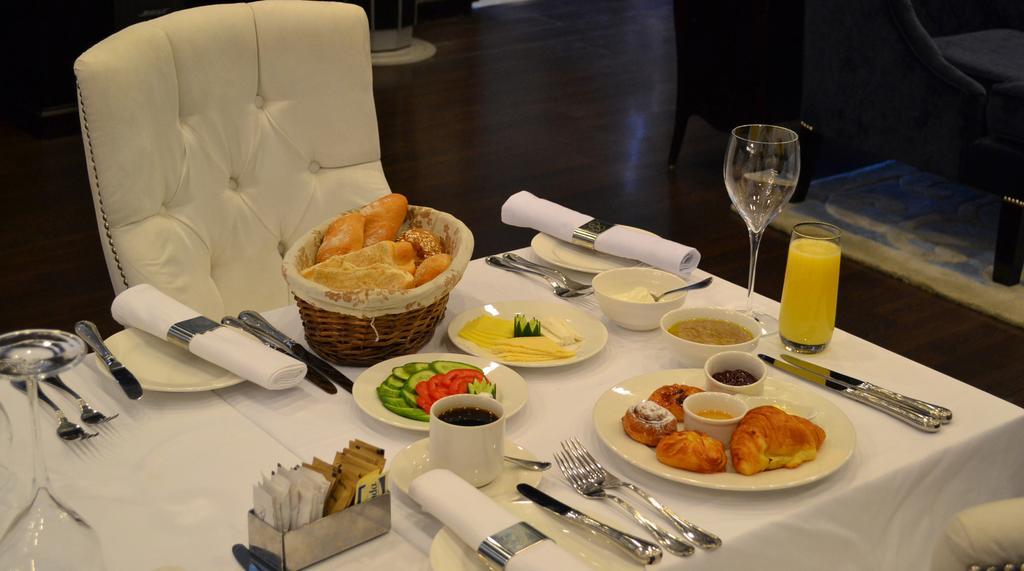 Sun City Hotel - The Gabriel Il Il Cairo Camera foto A typical breakfast