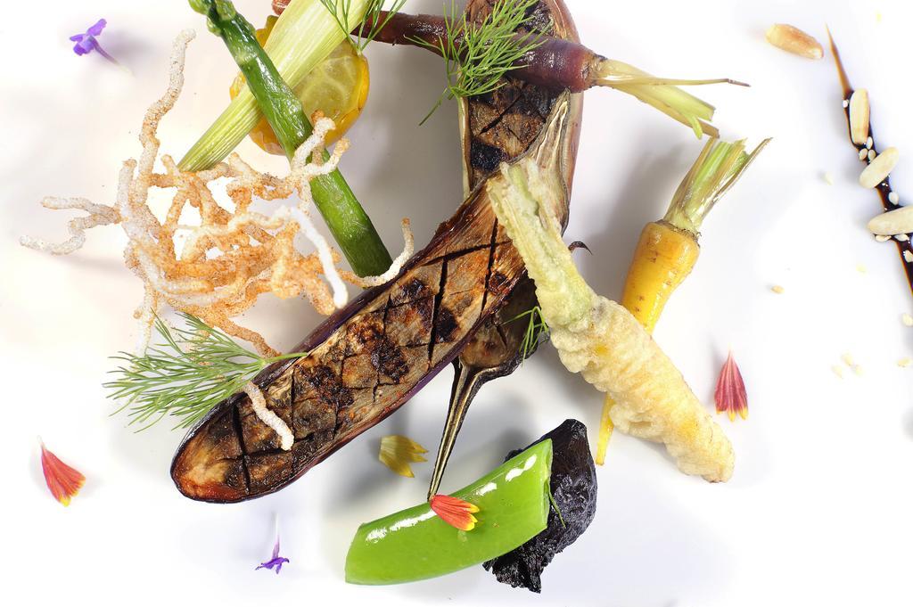 Sun City Hotel - The Gabriel Il Il Cairo Esterno foto Aubergine and asparagus